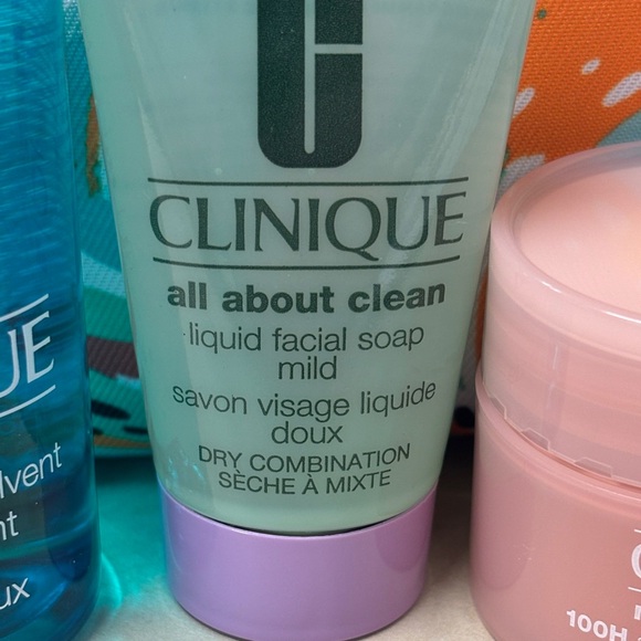 Clinique Skincare Set With Colorful Bag 🆕 - Picture 3 of 5